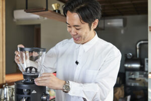 マールクーニック X54 コーヒーグラインダーと畠山大輝氏